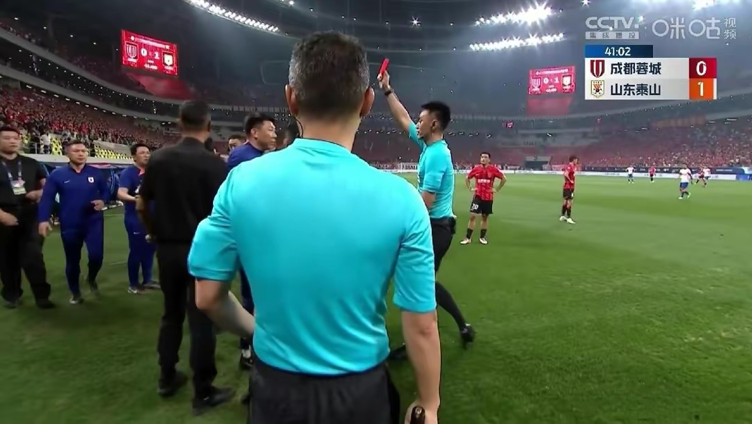 雷火电竞主播-比赛中裁判判罚有争议，引发观众质疑