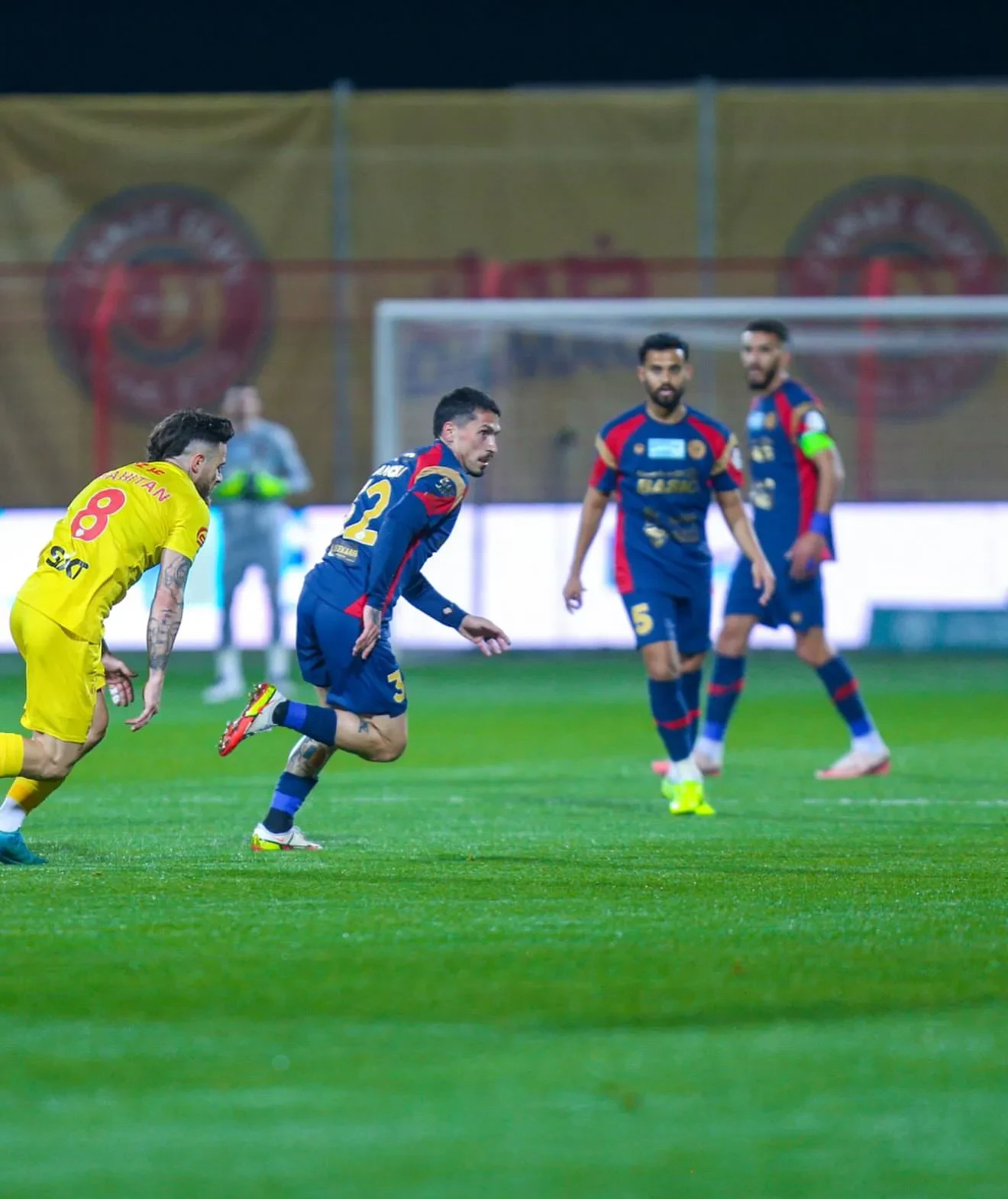 雷火电竞主播-沙尔克客场势不可挡，逆袭取胜