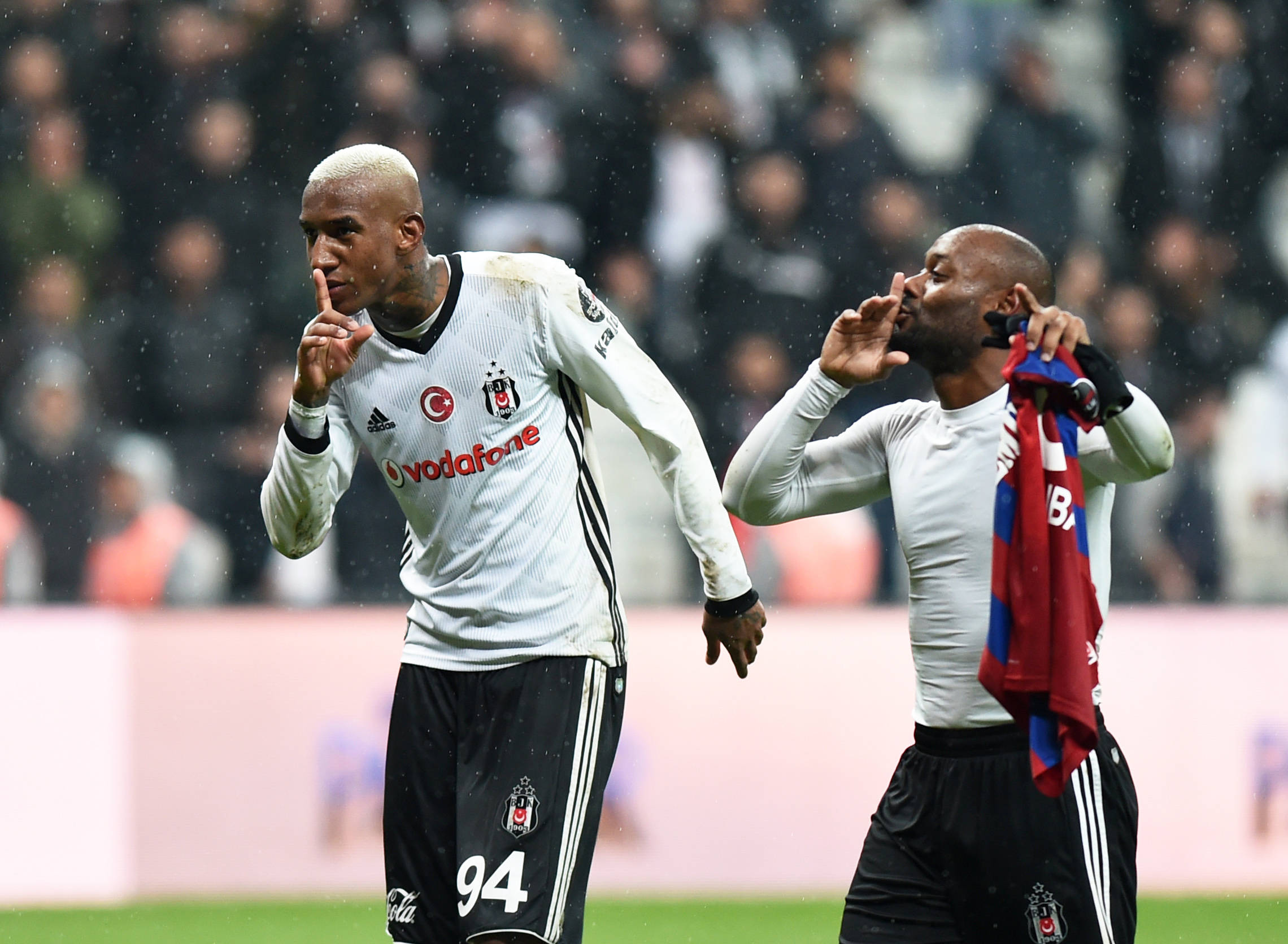 雷火电竞官网-阿贾克斯展现出出色的团队合作