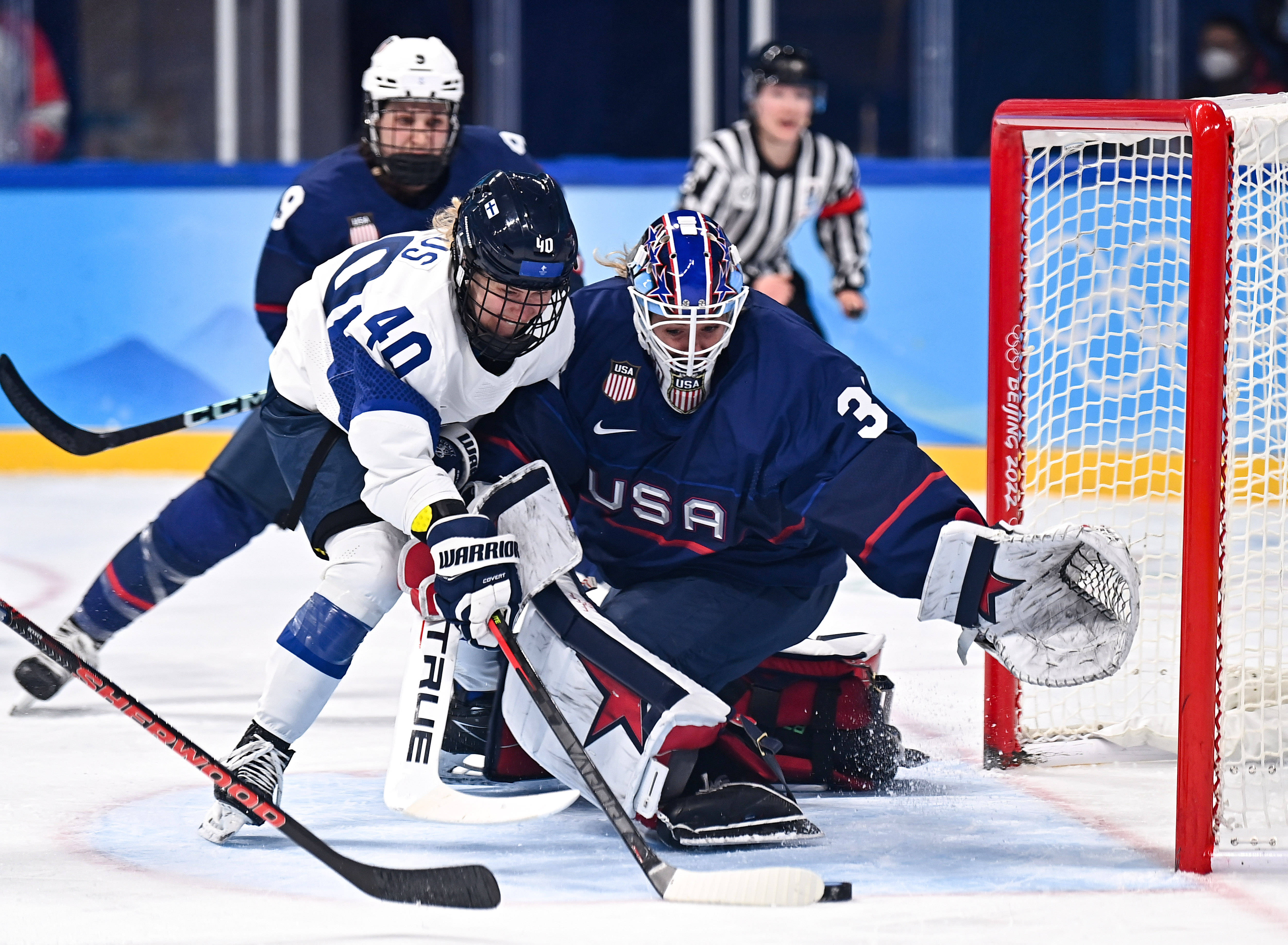 冰球决赛震撼开打,巅峰对决引爆全场 冰球决赛震撼开打,巅峰对决引爆全场