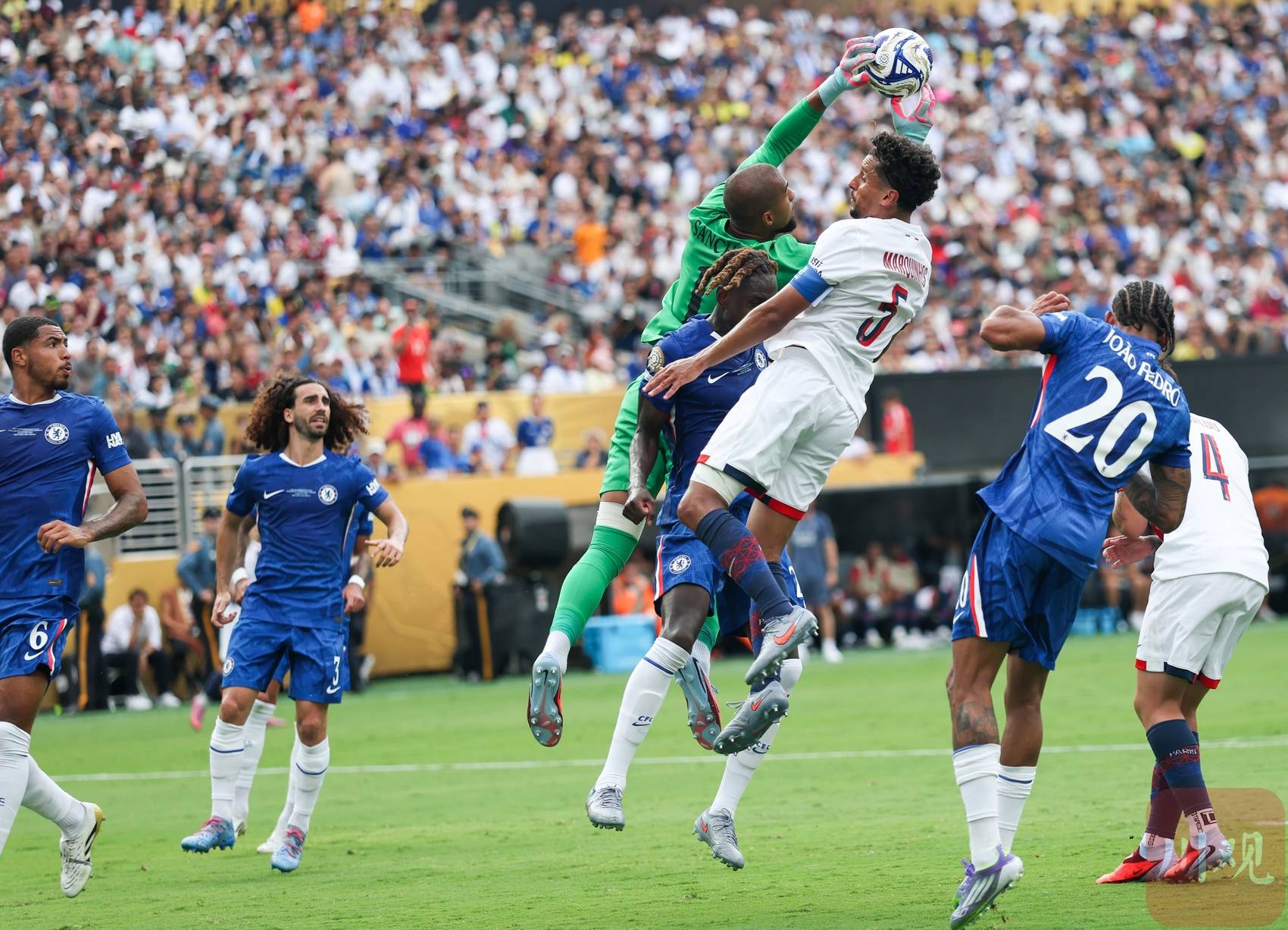 切尔西新援首次亮相,表现抢眼获得球迷喝彩 切尔西新援首次亮相,表现抢眼获得球迷喝彩